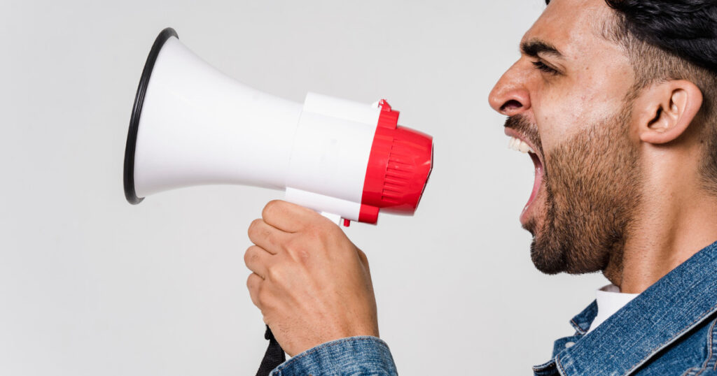 注意喚起している男